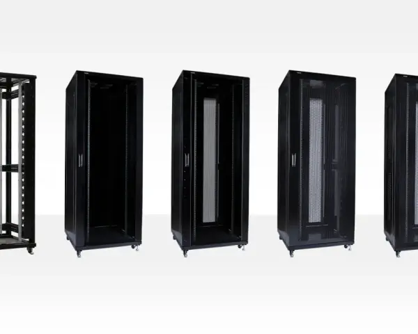 Cinco gabinetes negros de diferentes configuraciones, mostrando la estructura de un rack para equipos.