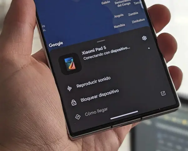 Pantalla de móvil Android mostrando opciones para localizar móvil Android Google: reproducir sonido, bloquear dispositivo y cómo llegar.