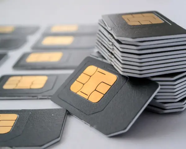 Tarjetas SIM apiladas y dispersas. ¿Cómo saber si me han duplicado la tarjeta SIM?