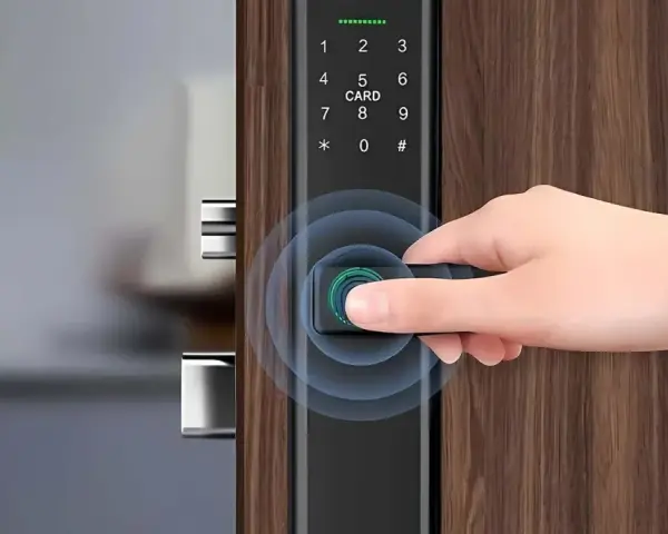 Mano desbloquea puerta con huella digital en cerradura inteligente. ¿Son seguras las cerraduras inteligentes? ¡Sí, con tecnología biométrica!