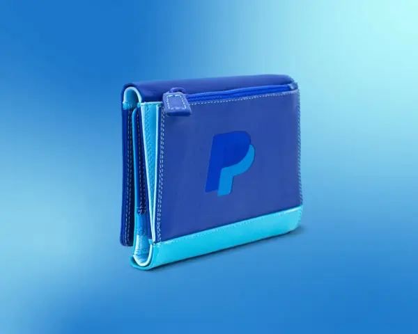 Cartera azul con el logo de PayPal. Transacciones seguras con PayPal.