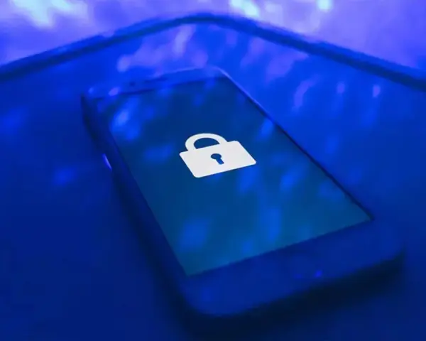 Teléfono móvil con un candado blanco en la pantalla, símbolo de seguridad. Aprende como proteger mi móvil de hackers.