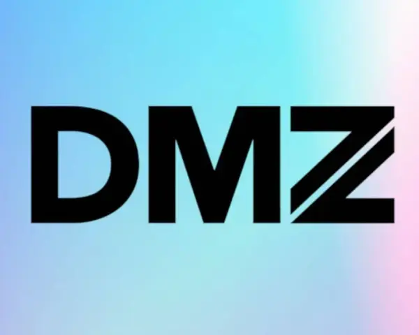 Logo "DMZ" en negro sobre fondo degradado azul y rosa. DMZ router.