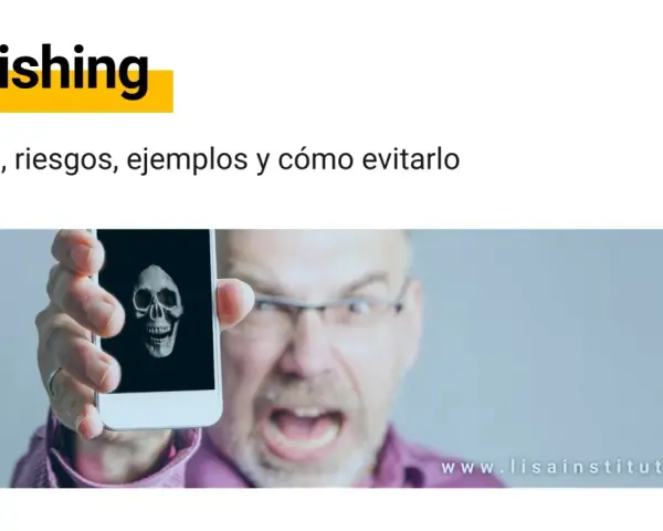 Hombre muestra teléfono con calavera, advirtiendo sobre el peligro del sms spam y el smishing.
