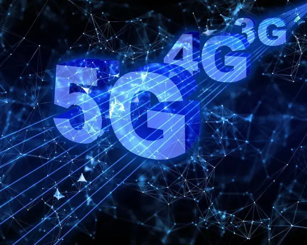 Conexión 5G y 4G LTE en una red digital azul brillante.