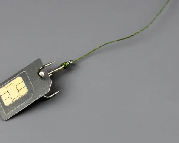 Tarjeta SIM con anzuelos, una metáfora visual para saber si han clonado mi móvil.
