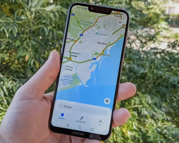 Mano sosteniendo un móvil con mapa de Barcelona. Ideal para buscar moviles por gps y planificar rutas.