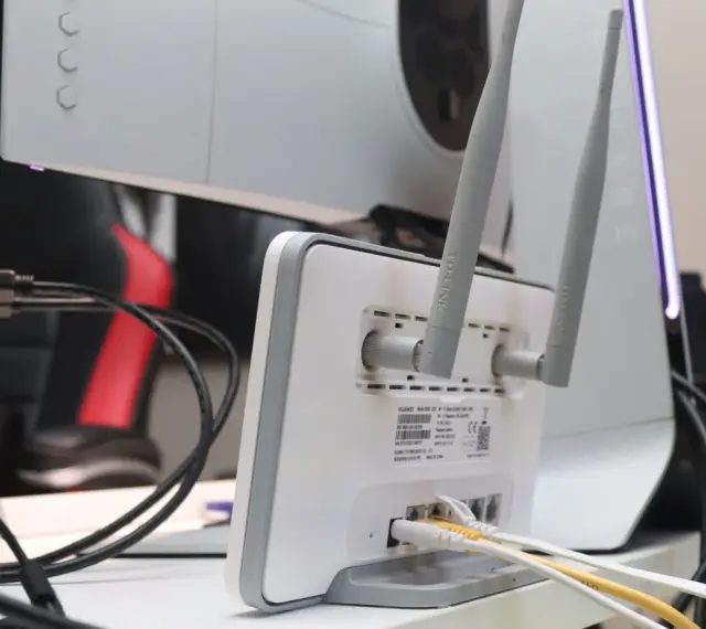 Router con antenas y cables conectados. El nombre de la red Wi-Fi, o SSID, es lo que buscas para conectarte.