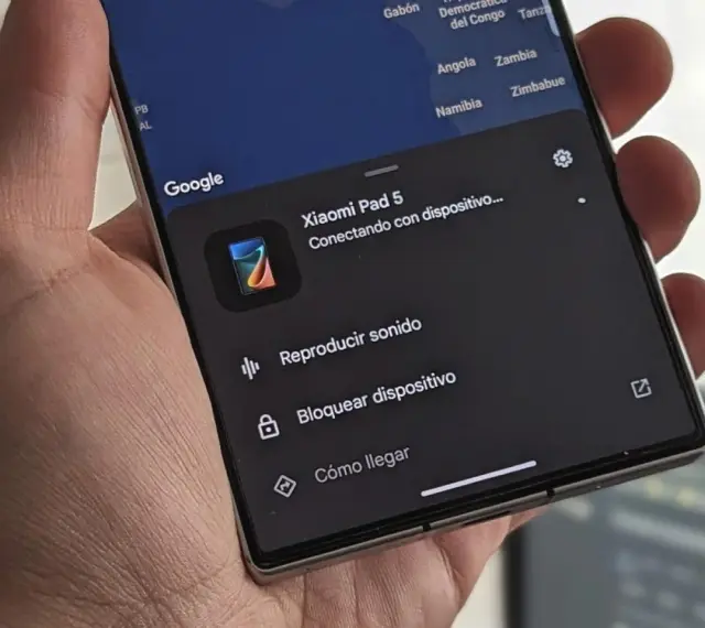 Pantalla de móvil Android mostrando opciones para localizar móvil Android Google: reproducir sonido, bloquear dispositivo y cómo llegar.