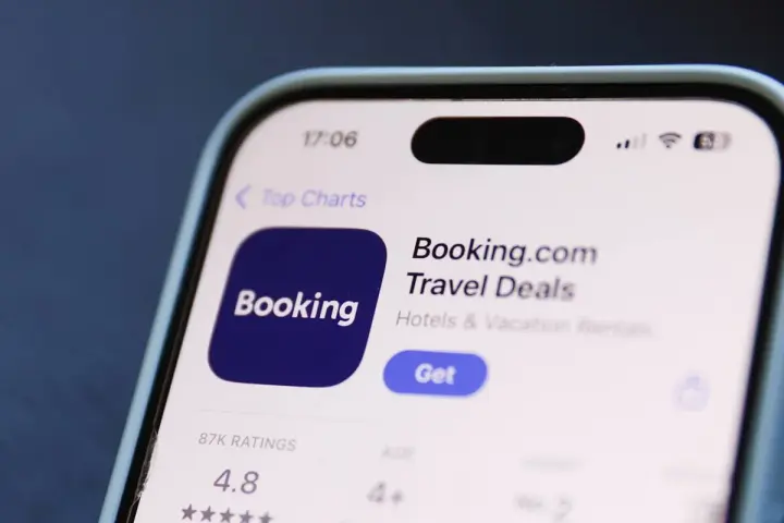 Pantalla de móvil mostrando la app Booking.com. Si te estafan en Booking, esta es la app que debes revisar.