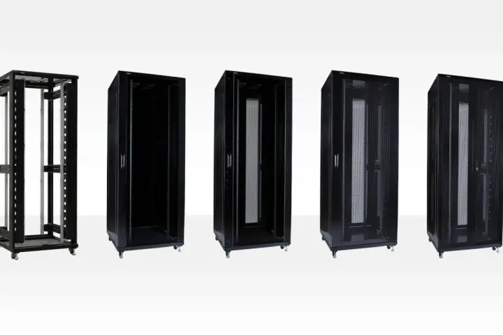 Cinco gabinetes negros de diferentes configuraciones, mostrando la estructura de un rack para equipos.