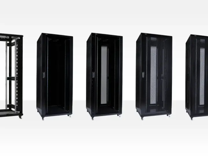 Cinco gabinetes negros de diferentes configuraciones, mostrando la estructura de un rack para equipos.