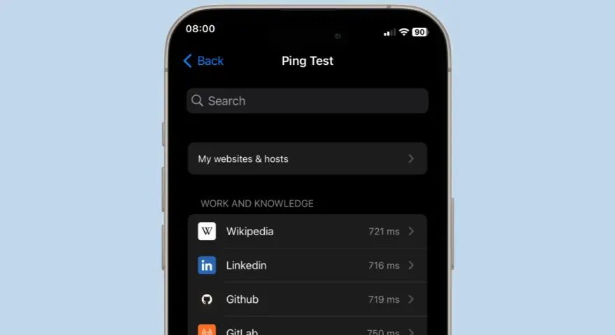 Pantalla de un iPhone mostrando una prueba de ping a Wikipedia, LinkedIn, GitHub y GitLab, con latencias entre 716 y 750 ms.