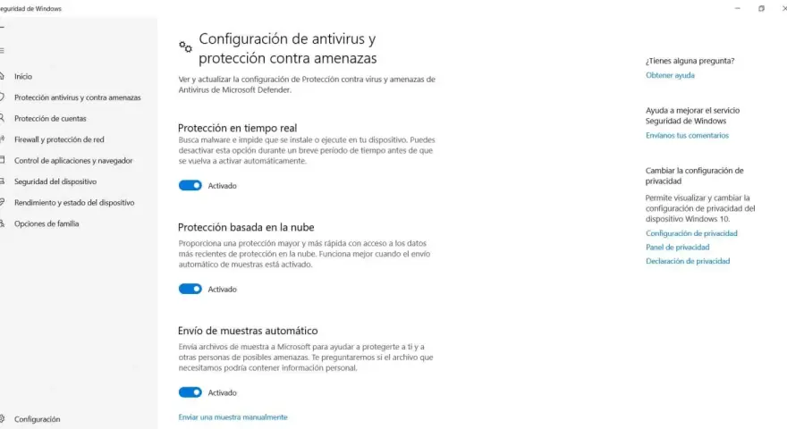 Configuración de antivirus y protección contra amenazas en Windows 11. Protección en tiempo real y basada en la nube activadas.