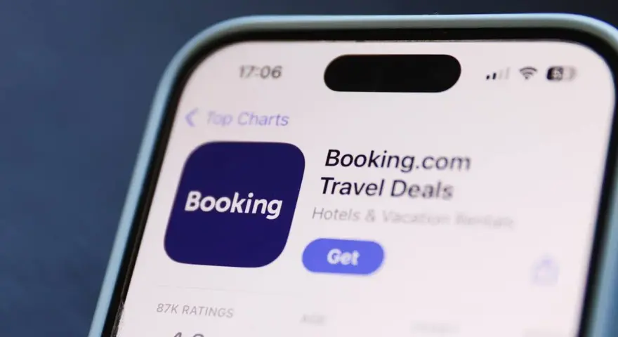 Pantalla de móvil mostrando la app Booking.com. Si te estafan en Booking, esta es la app que debes revisar.