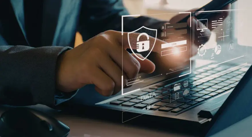 Persona interactuando con una interfaz digital de seguridad empresarial, mostrando un candado y datos.