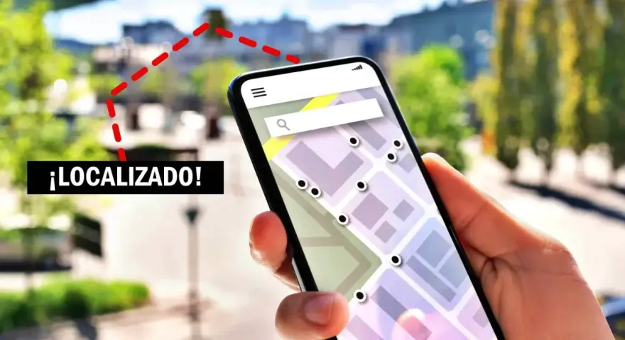 Mano sujetando un móvil con mapa y puntos de localización. ¡Localizado! se puede saber la ubicación de un móvil.