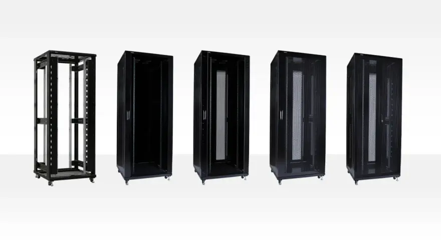 Cinco gabinetes negros de diferentes configuraciones, mostrando la estructura de un rack para equipos.