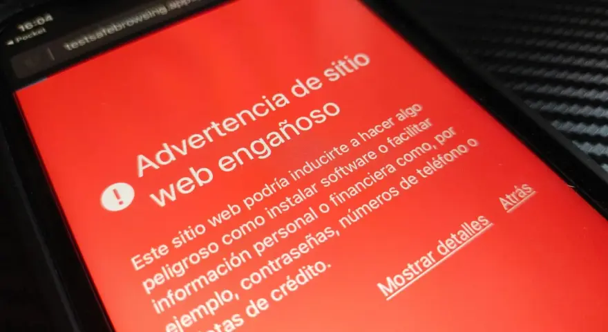 Alerta de advertencia en pantalla roja: "Advertencia de sitio web engañoso". Ayuda a comprobar web fraudulenta.