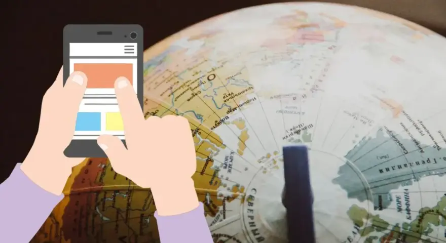Manos interactuando con un teléfono móvil sobre un globo terráqueo, sugiriendo la idea de desactivar localización para mayor privacidad.