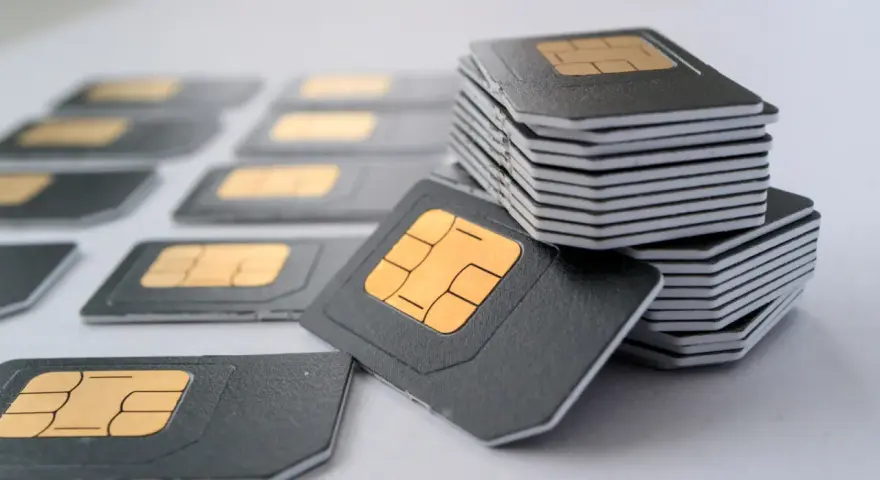Tarjetas SIM apiladas y dispersas. ¿Cómo saber si me han duplicado la tarjeta SIM?