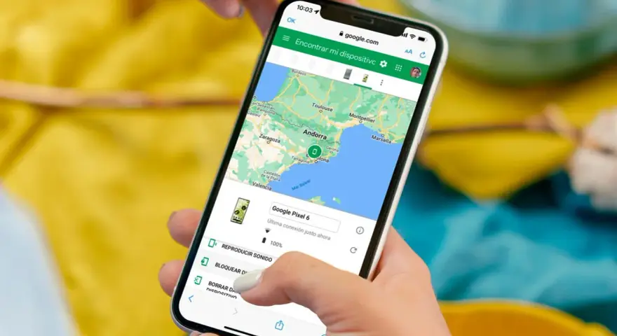 Muestra cómo activar localizador de móvil en Google. Se ve un mapa de España y Francia en un teléfono, con opciones para reproducir sonido o borrar datos.
