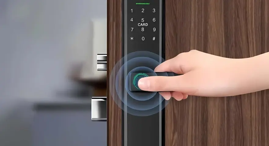 Mano desbloquea puerta con huella digital en cerradura inteligente. ¿Son seguras las cerraduras inteligentes? ¡Sí, con tecnología biométrica!
