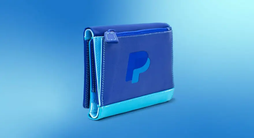 Cartera azul con el logo de PayPal. Transacciones seguras con PayPal.