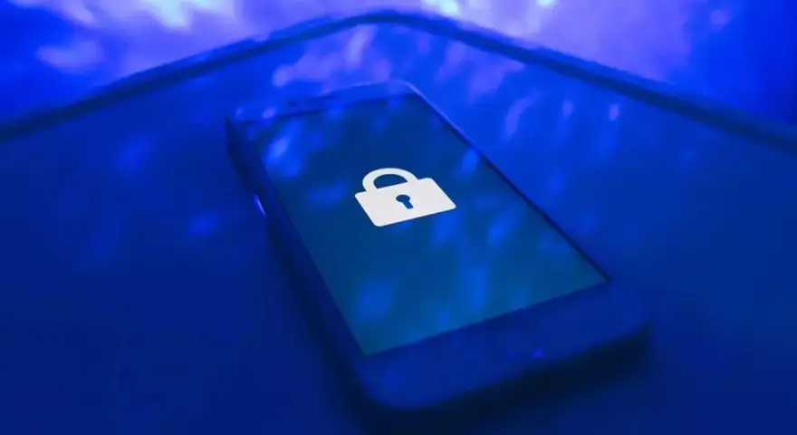 Teléfono móvil con un candado blanco en la pantalla, símbolo de seguridad. Aprende como proteger mi móvil de hackers.