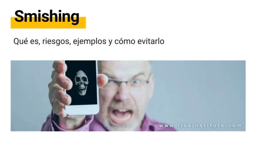 Hombre muestra teléfono con calavera, advirtiendo sobre el peligro del sms spam y el smishing.