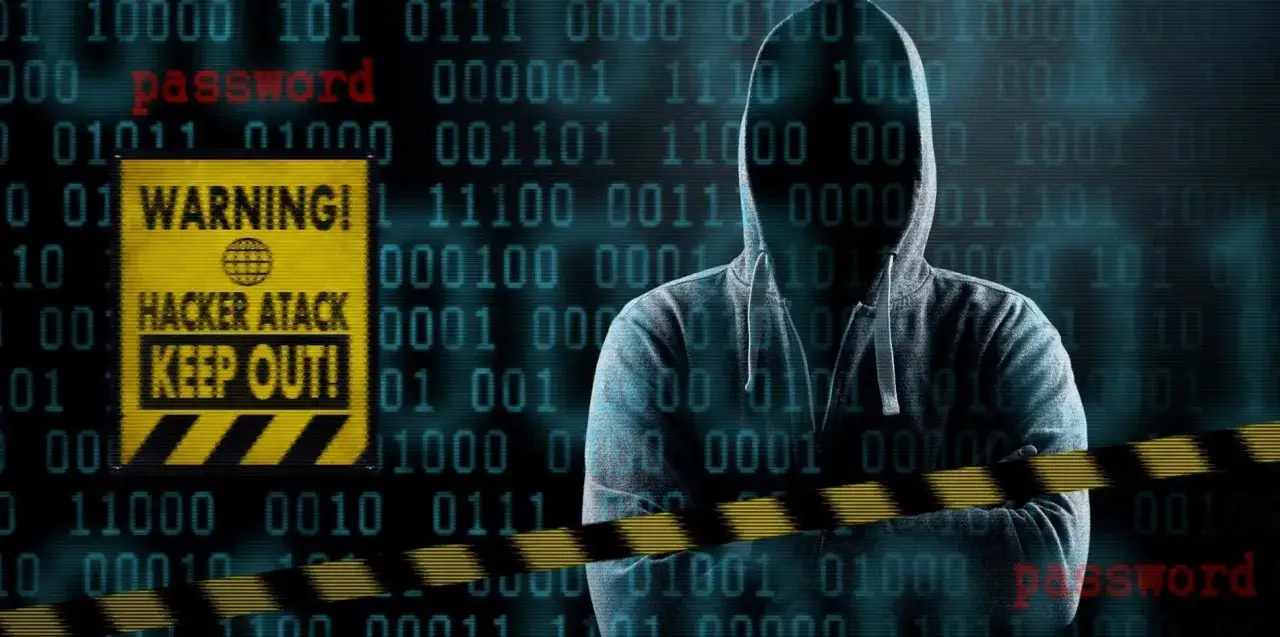 Silueta encapuchada frente a c&oacute;digo binario y se&ntilde;al de advertencia. Aprende c&oacute;mo proteger mi m&oacute;vil de hackers y mant&eacute;n tus datos seguros.