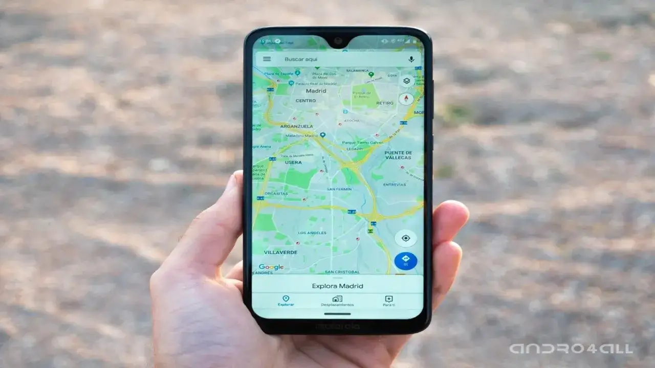 Mano sujetando un m&oacute;vil con Google Maps mostrando Madrid. Si quieres desactivar localizaci&oacute;n Google, busca la opci&oacute;n en los ajustes.