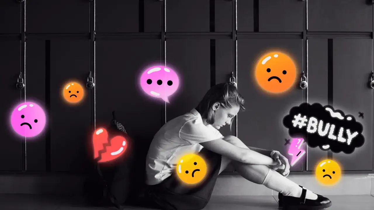 Chica triste sentada contra taquillas, rodeada de emojis de tristeza y un cartel de #BULLY. Una imagen que evoca la estafa emocional del acoso.