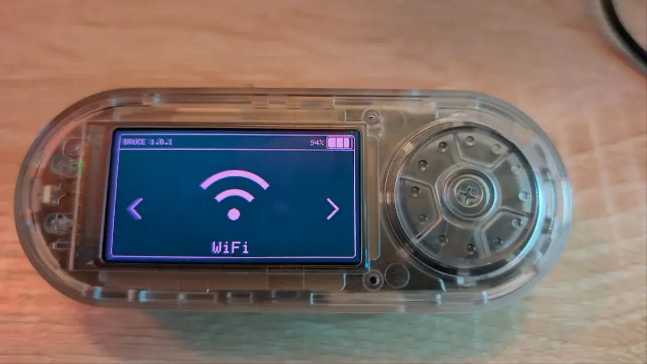 El Flipper Zero, que es un dispositivo multifuncional, muestra en su pantalla el icono de WiFi y el nivel de batería al 94%.