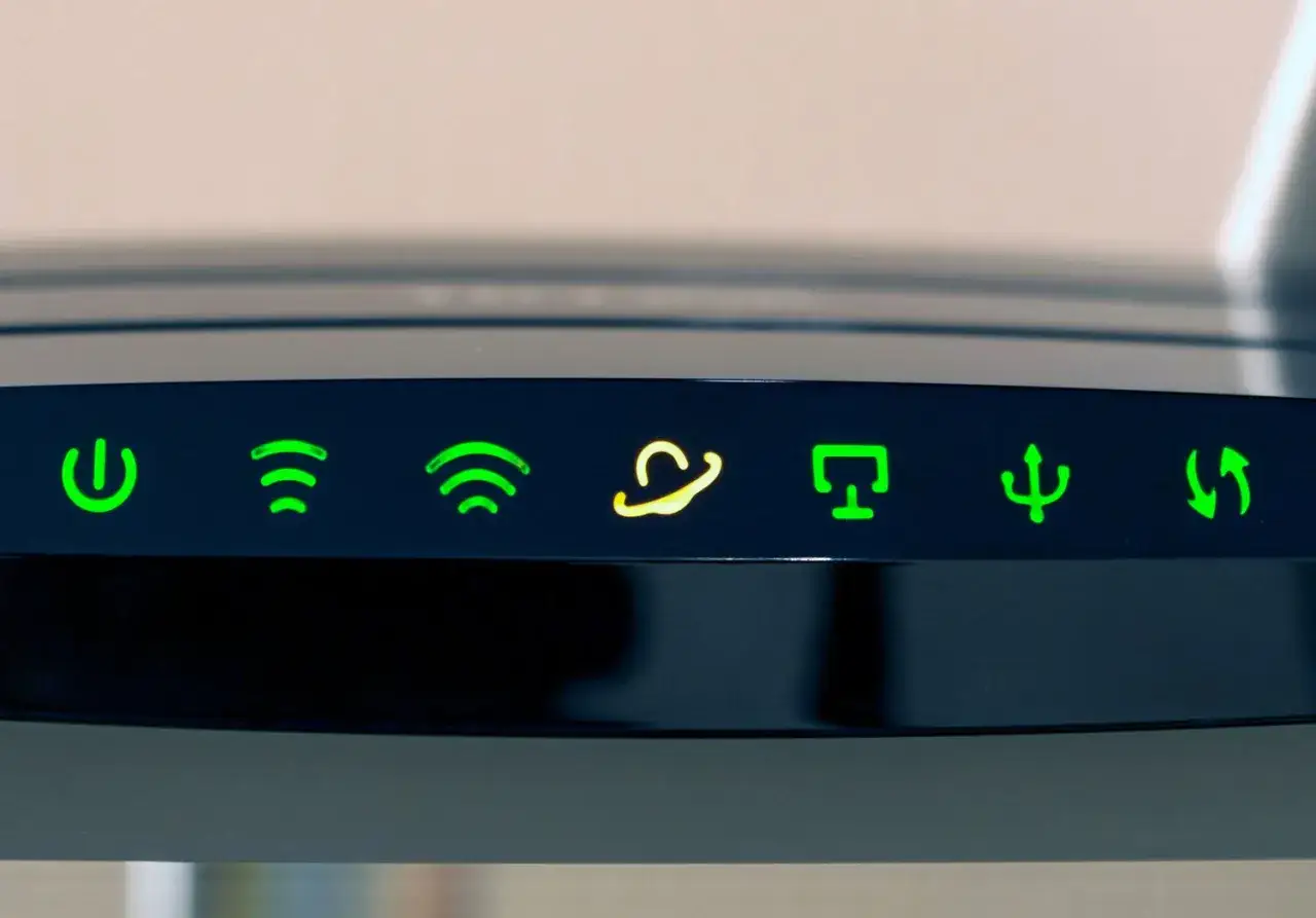 Luces de mi router: encendido, WiFi, WiFi, nube (internet), PC, USB, flechas. Mi router no se conecta a internet, la luz de la nube est&aacute; apagada.