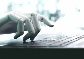 Mano robótica escribiendo en un teclado, una imagen que ilustra qué son los bots y su interacción con la tecnología.