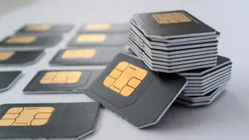 Tarjetas SIM apiladas y dispersas. ¿Cómo saber si me han duplicado la tarjeta SIM?