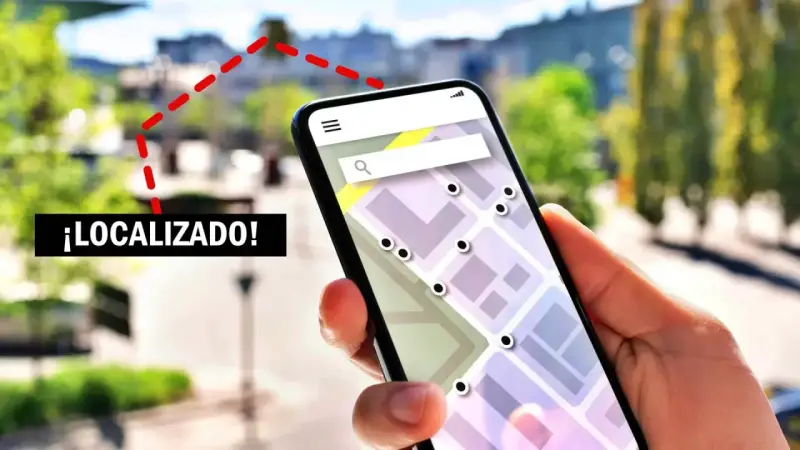 Mano sujetando un móvil con mapa y puntos de localización. ¡Localizado! se puede saber la ubicación de un móvil.