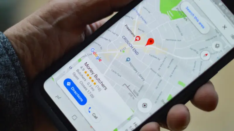 Un teléfono muestra un mapa de Google Maps en Crouch End, Londres. La pantalla detalla cómo saber si rastrean mi ubicación, mostrando un negocio llamado "Morley Butchers".