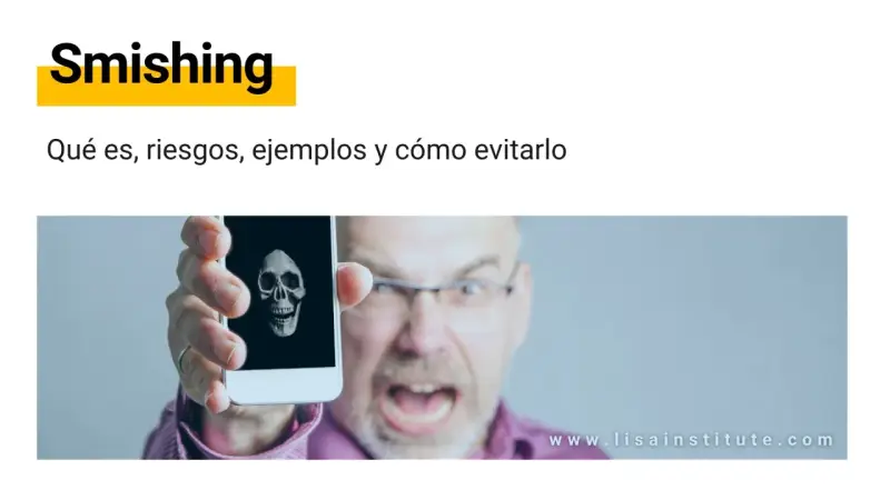 Hombre muestra teléfono con calavera, advirtiendo sobre el peligro del sms spam y el smishing.